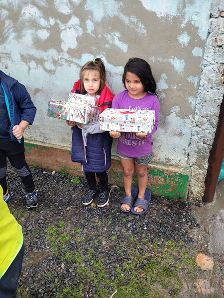 2 Mdchen mit Pckchen.jpg